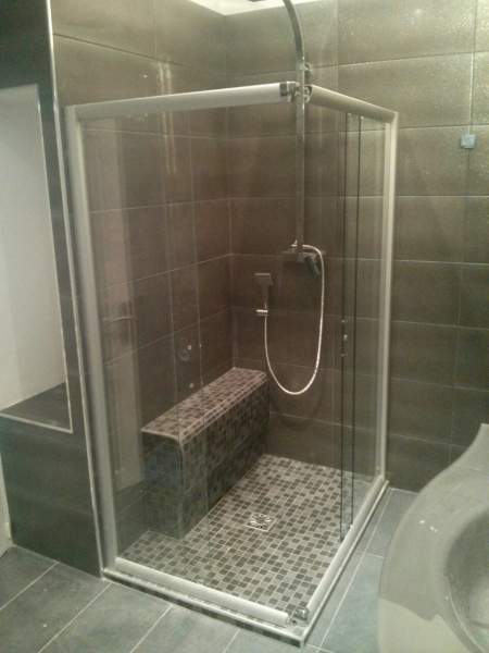 Salle de bain design et moderne avec douche italienne a Marseille