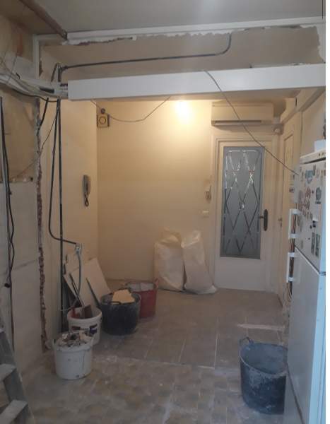 AVANT Renovation d'appartement avec cuisine verrière semi  ouvert sur le salon marseille 