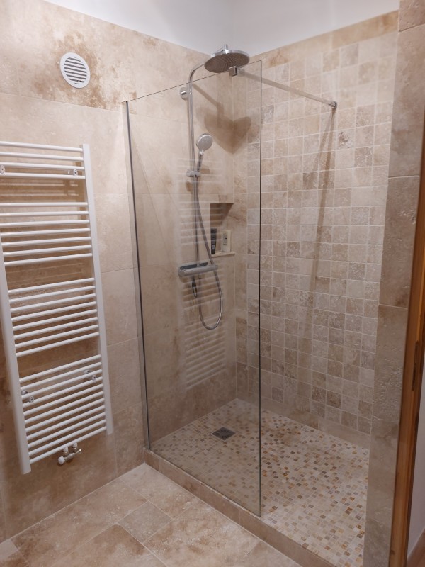 Rénovation totale d'une salle de bain en pierre naturelle  dans le 8ème arrondissement de MARSEILLE par l'entreprise BATIGRAN