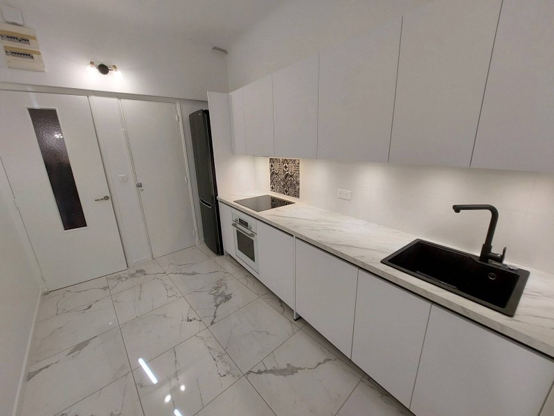 Rénovation d'une cuisine complète avec l'installation de meubles a Marseille 8ème arrondissement