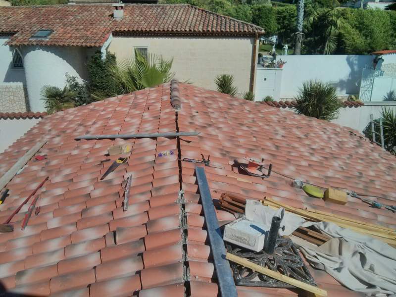 Prix m2 réalisation toiture avec des tuiles romanes en terre cuite Marseille 13009